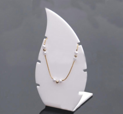 White leaf shape acrylic neckla