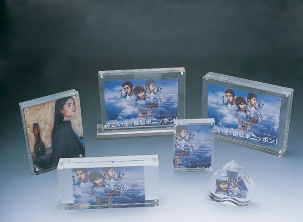 China Supplier of Acrylic Photo Frame Stands