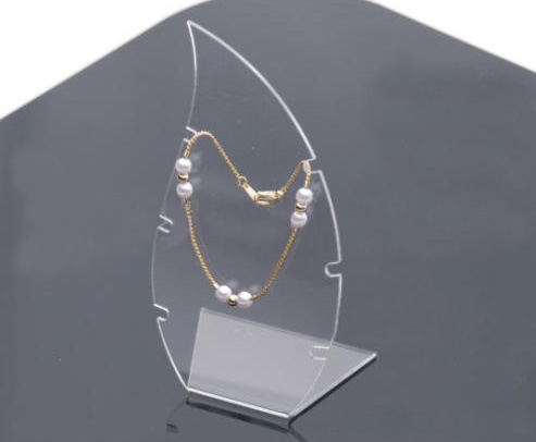 Clear leaf shape acrylic neckla